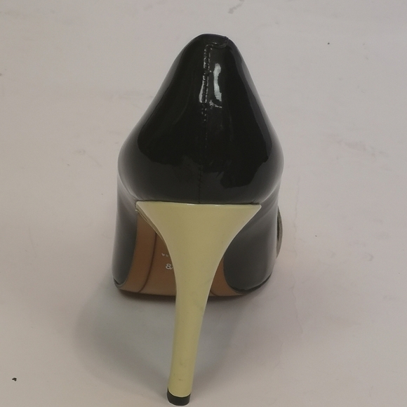 TheStyleMinr Collection | 70s Vintage Black/White Stiletto Pumps w/Silver Buckle - Picture 5 of 6